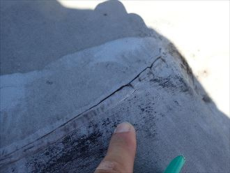 シート防水にできた亀裂